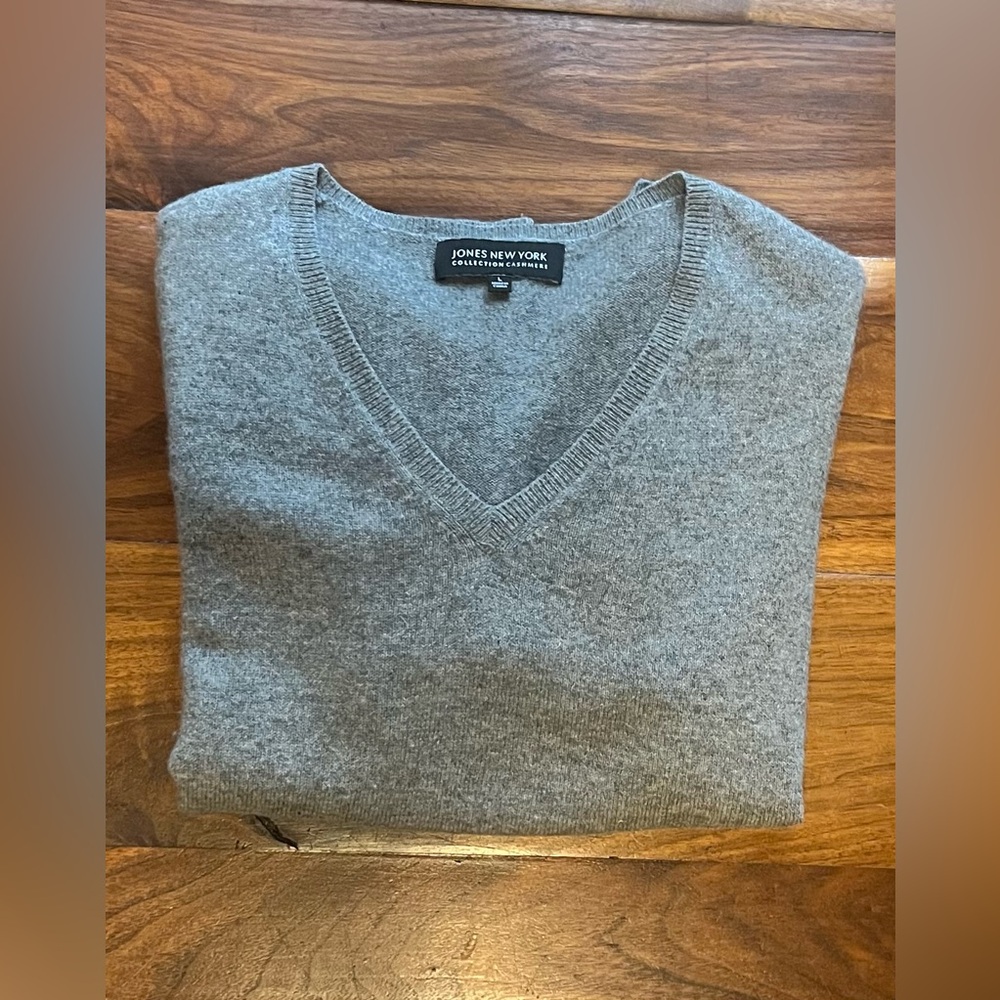 Jones New York 100% cashmere v neck sweater